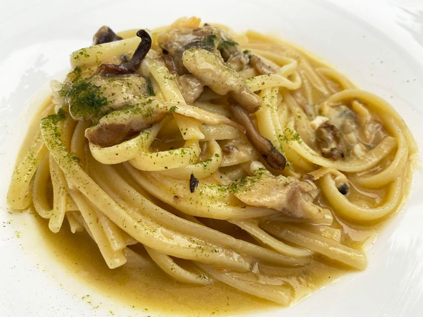 Linguine con vongole pioppini e pomodorini gialli