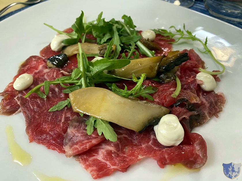 Carpaccio di vitello con cardoncelli maionese al tartufo e rucola