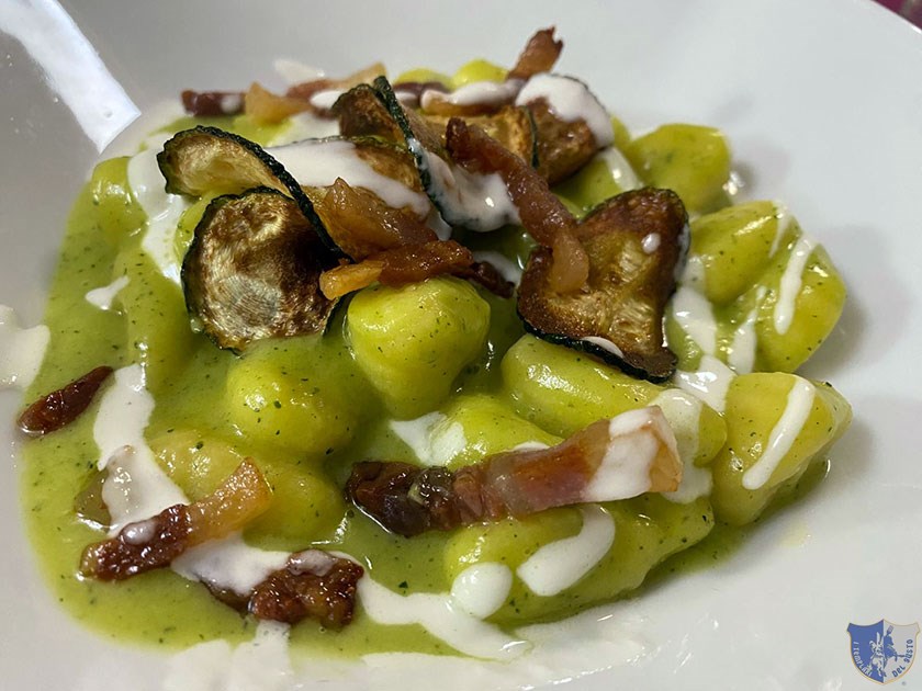 Gnocchi con zucchine in doppia consistenza pancetta e fonduta di caciocavallo
