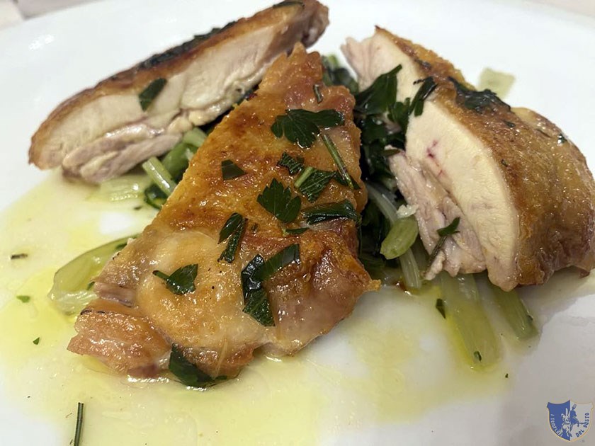 Pollo al mattone con erbette limone e bietoline