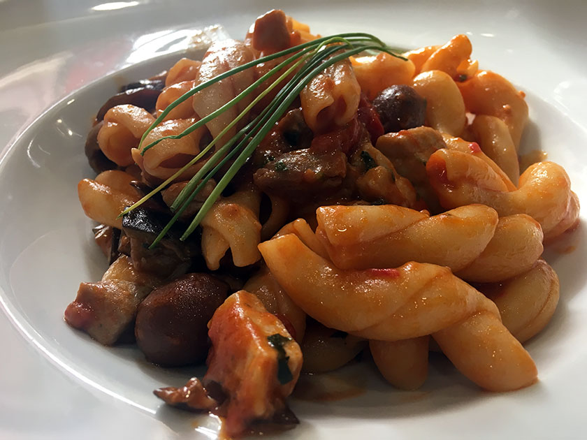 Gemelli con tonno melanzane pomodorini e olive di Gaeta