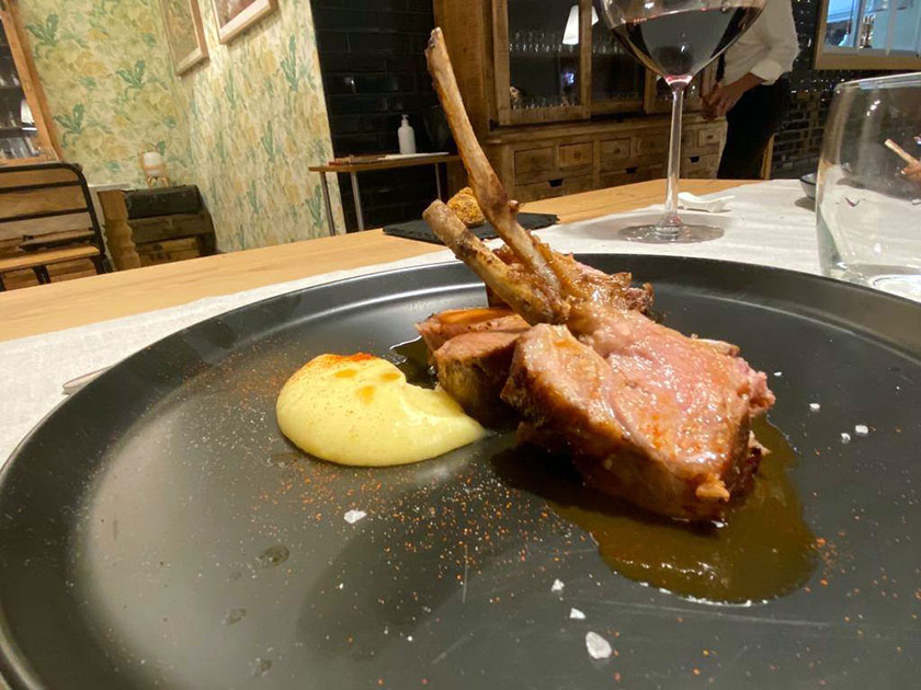 Costolette di agnello con mousse di patata e peperoncino affumicato