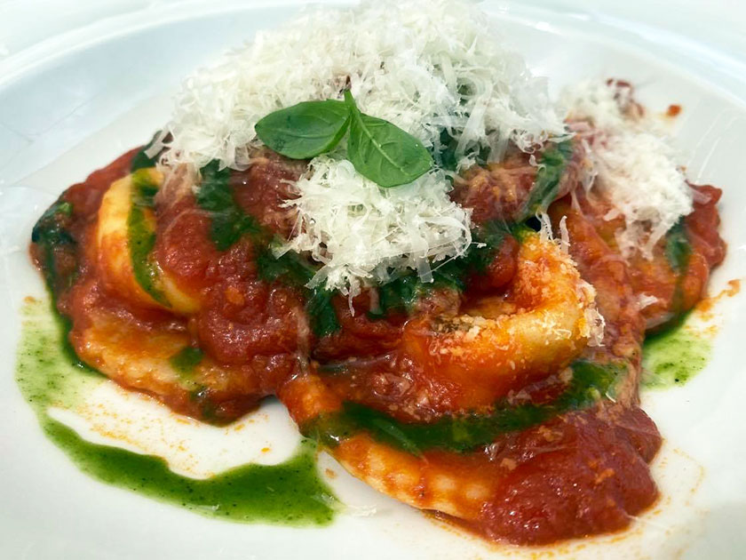 Raviolo caprese