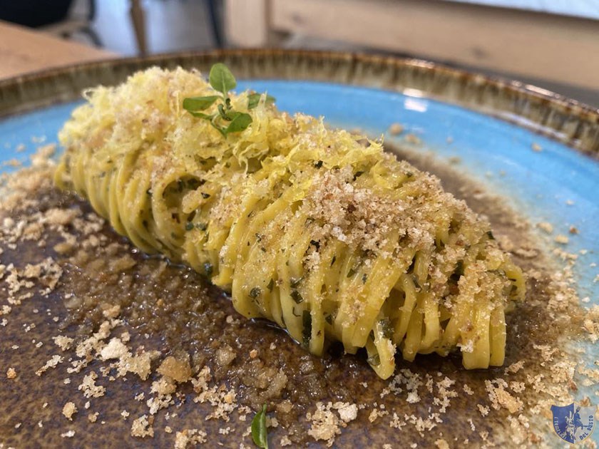 I taglierini con burro limone pulieio irpino e polvere di acciughe