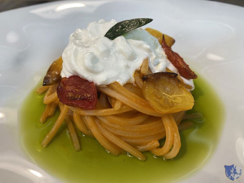 Spaghettone ai pomodori con stracciatella e clorofilla di basilico