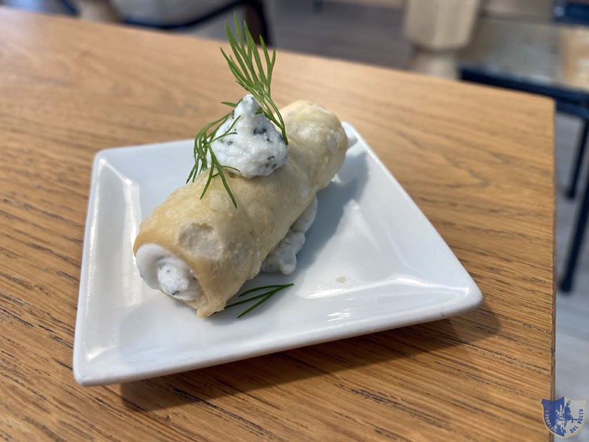 Cannolo croccante ripieno di ricotta di Carmasciano mantecata con Pulieio