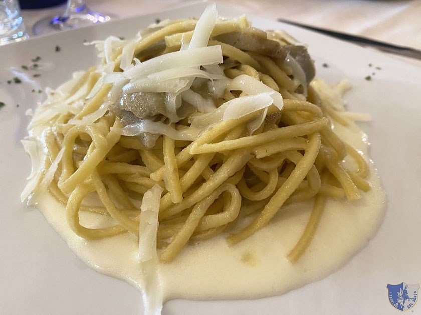 Crioli con carciofi su fonduta di caciocavallo