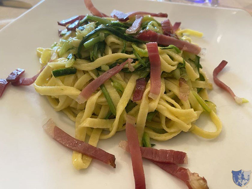 Fettuccine con julienne di zucchine fiori di zucca e speck