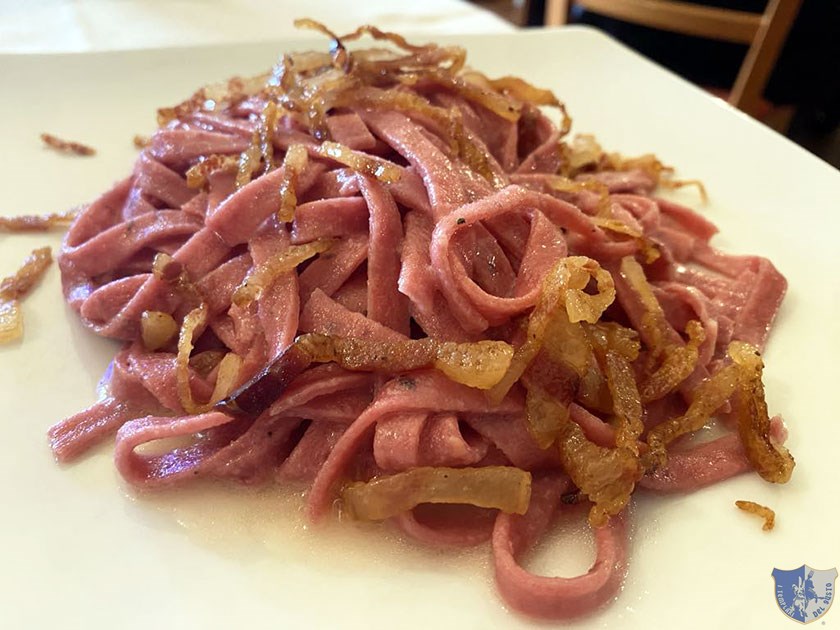 Fettuccine alla barbabietola con burro salvia e guanciale croccante