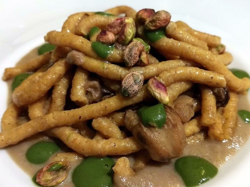 Passatelli con funghi porcini crema di melanzana e pistacchi tostati