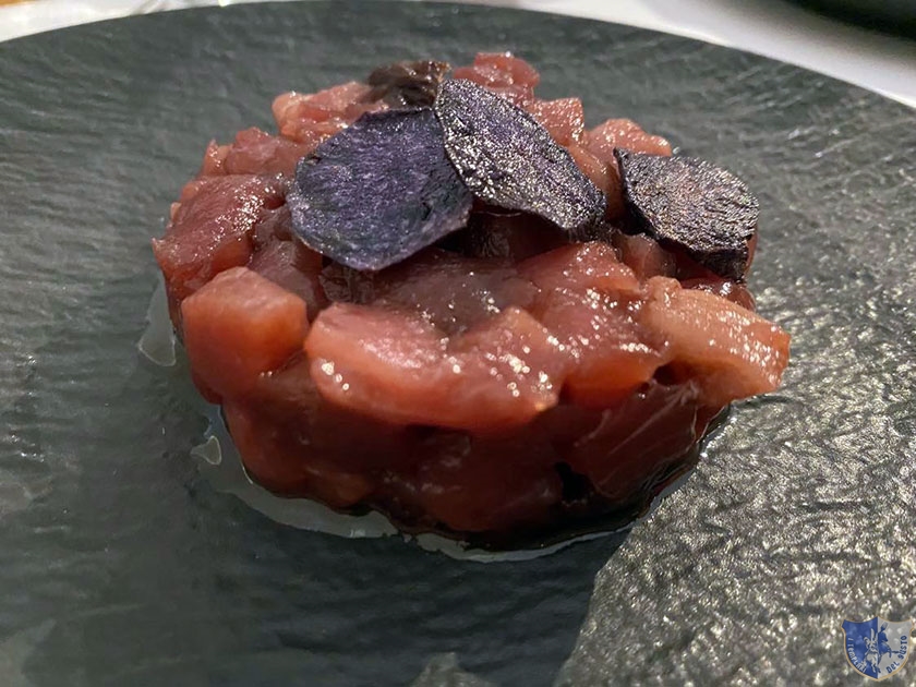 Tartare di tonno cn chips di patate viola e zeste di arancia