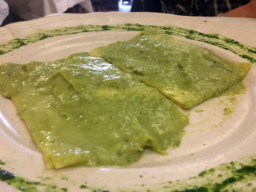 Ravioloni con crema di asparagi selvatici