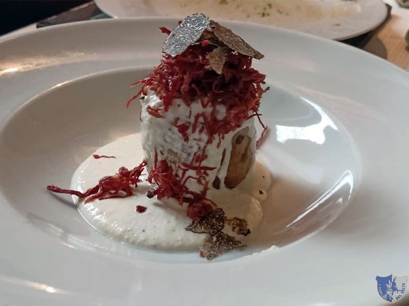 Patata ripiena con fonduta leggera di formaggio sfilacci di bufaloe tartufo di Bagnoli Irpino