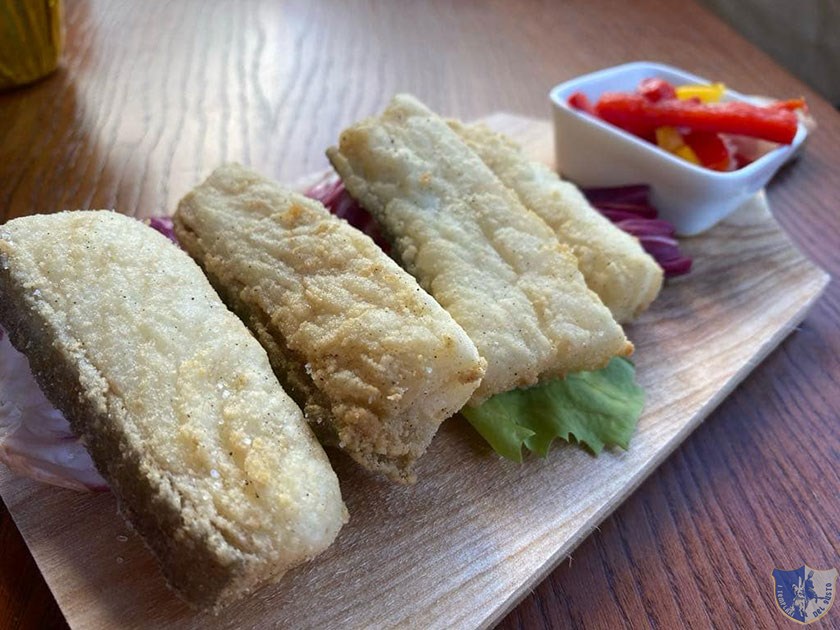 Bocconi di baccalà fritto in farina di riso con isalatina di rinforzo