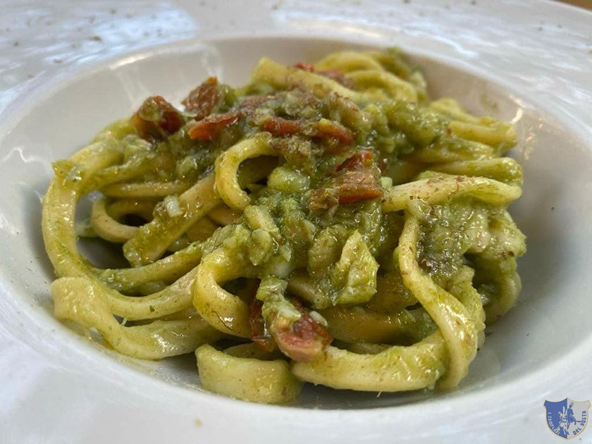 Troccoli al baccalà con pesto di cime di rapa e pomodori secchi