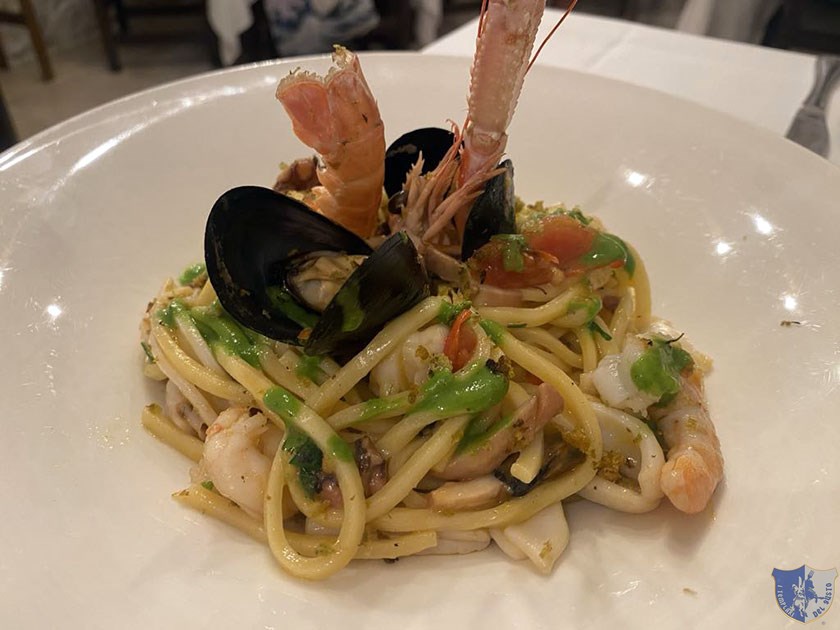 Troccoli essenza di mare con frutti di mare e cristalli di pane croccante