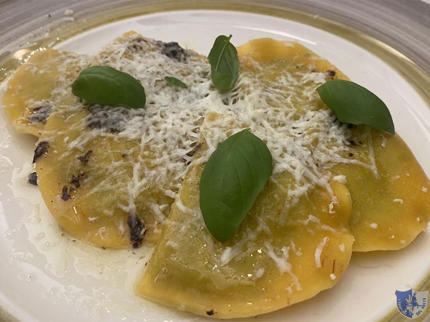 Tortelli ripieni di alici e rape con olio allaglio fermentato e fonduta di caciocircotta