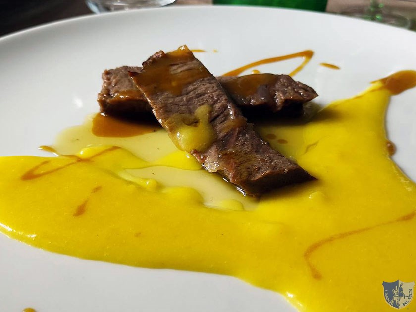 Lombatina di vitello sfumata al Fiano con salsa in agrodolce e mousse di patata