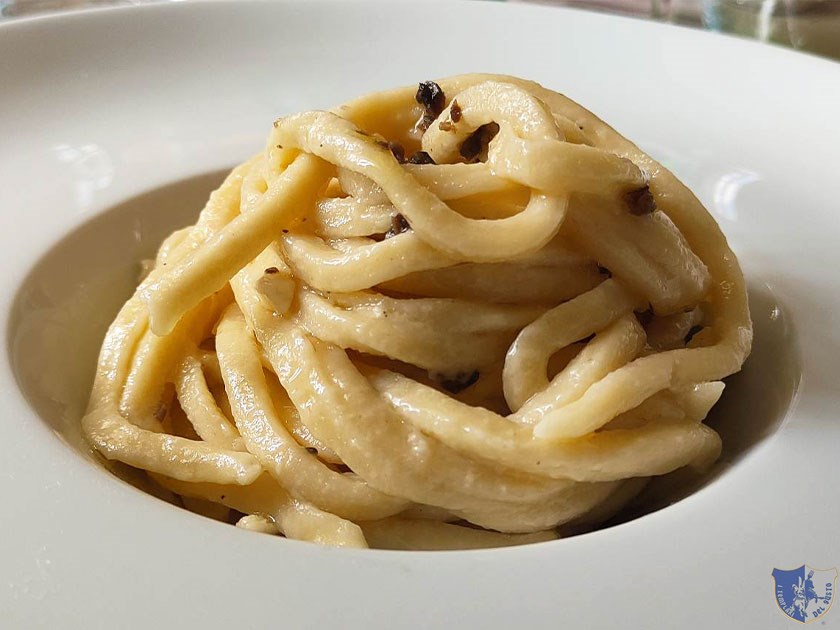 Maccaronara al tartufo nero di Bagnoli e fonduta di Carmasciano