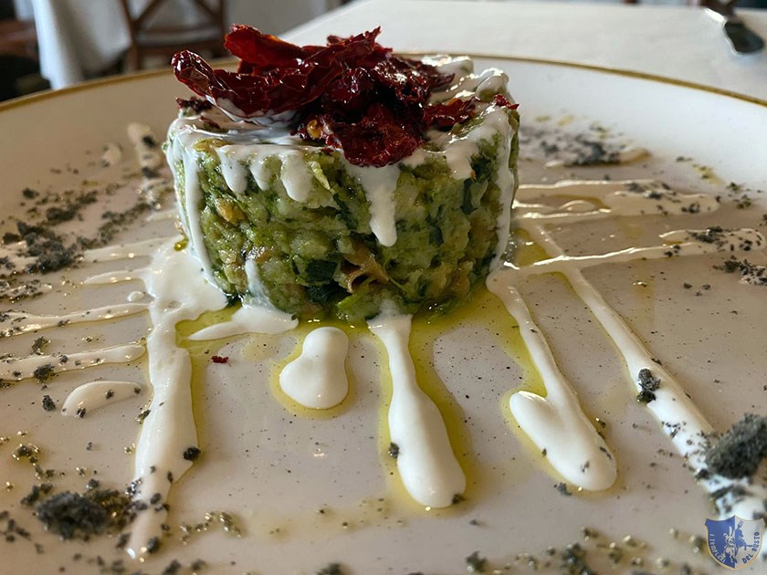 Pancotto con broccolo Aprilatico pane di Montecalvo peperone crusco stracciatella con pane al carbone vegetale