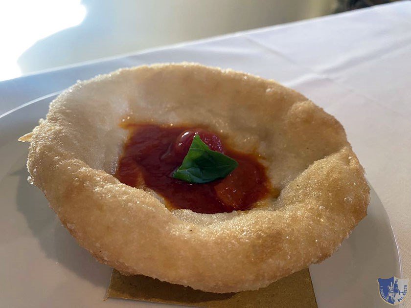 Pizzella fritta con sugo di pomodoro