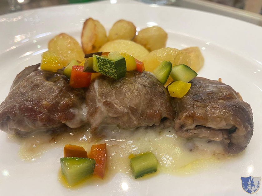 Bocconcini di vitello ripieni di caciocavallo con verdurine dellorto e patate al forno