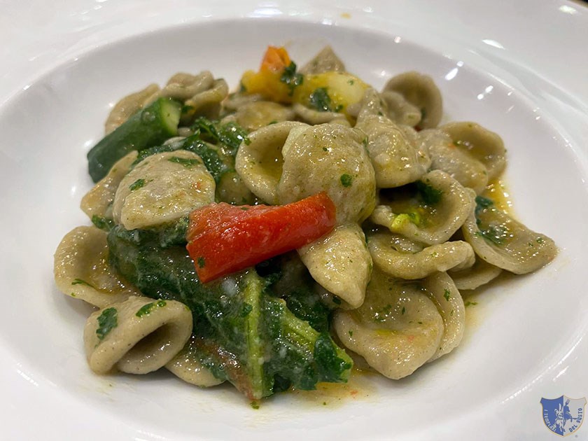 Orecchiette di grano arso con fiori di zucca patate e pomodorini