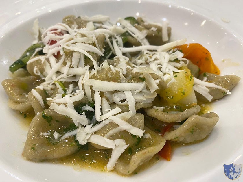 Orecchiette di grano arso con fiori di zucca patate pomodorini e cacioricotta