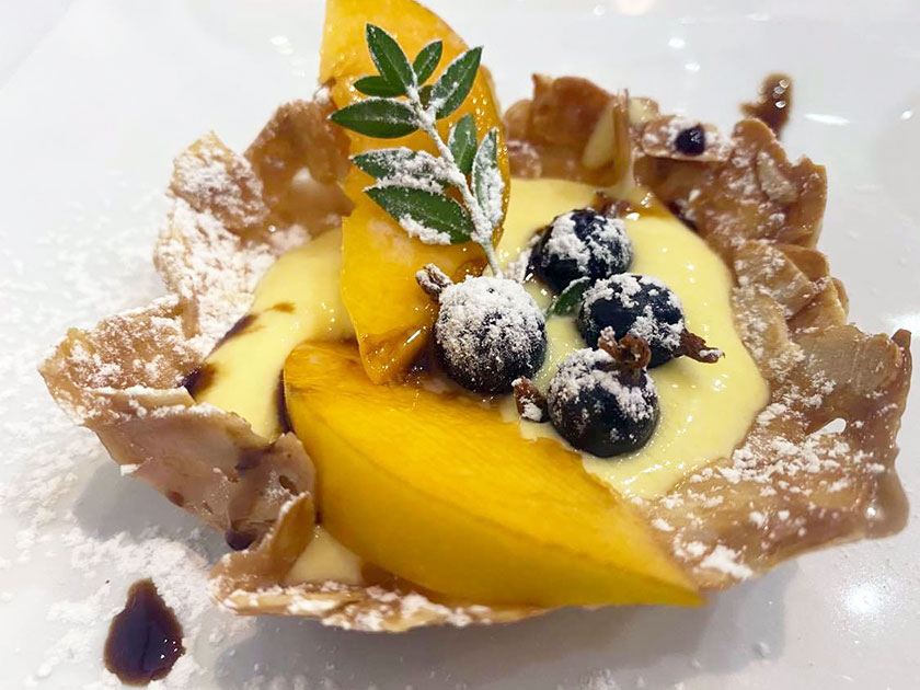 Cestino di croccantino di mandorle con crema pasticcera e frutta