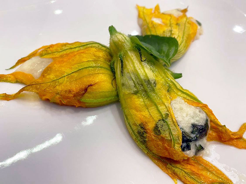 Fiori di zucca farciti con caciocavallo e basilico