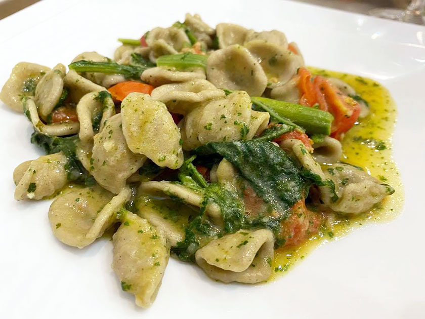 Orecchiette di grano arso con germogli di zucca e pomodorino fresco