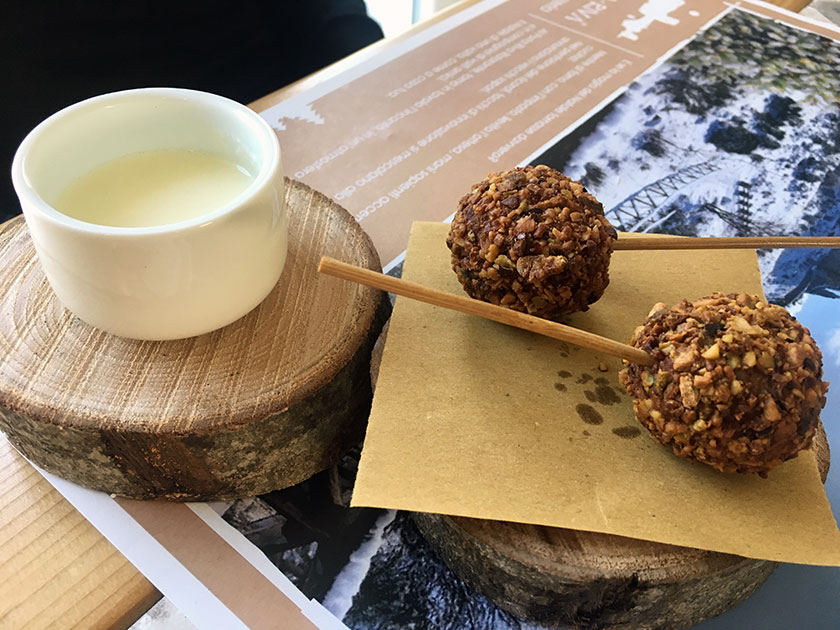 Lollipop di salmone e pistacchio in fonduta di caciocavallo