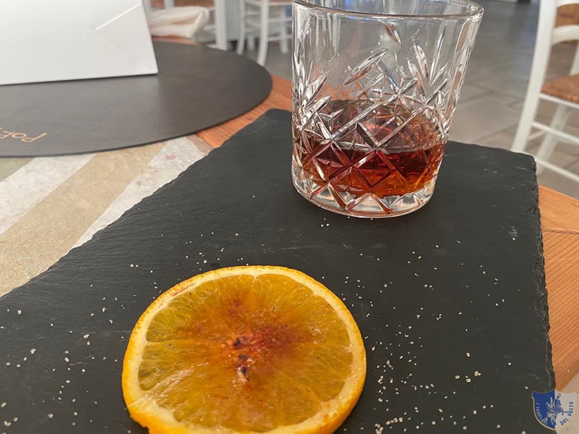 Amaro Jefferson con fetta di arancia caramellata