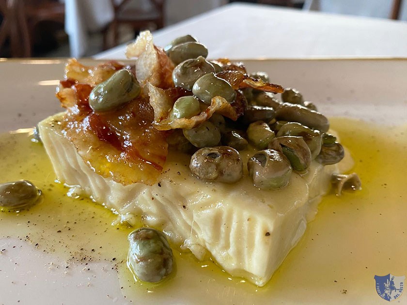 Primosale arrostito con favette fresche saltate in padella e guanciale croccante