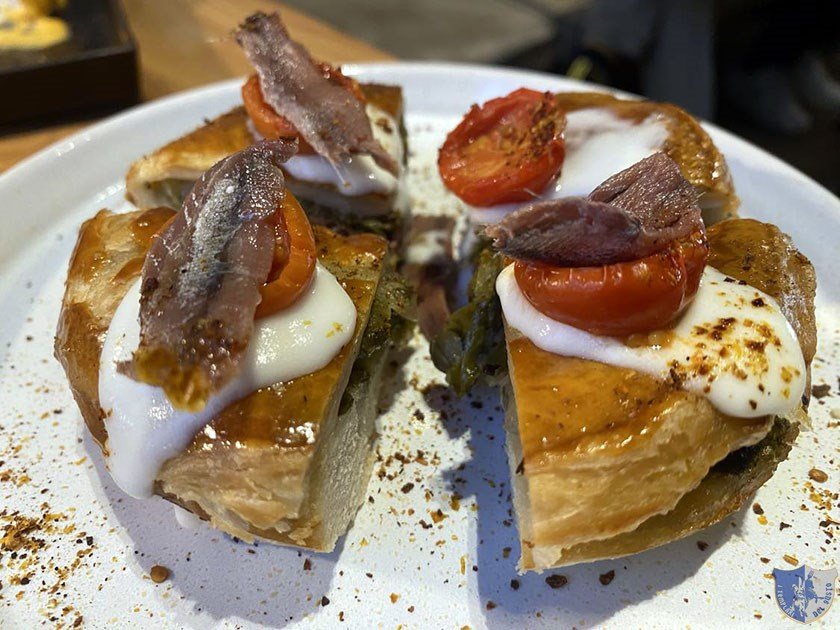 Pizza di scarole con stracciata di bufala acciughe e pomodorini