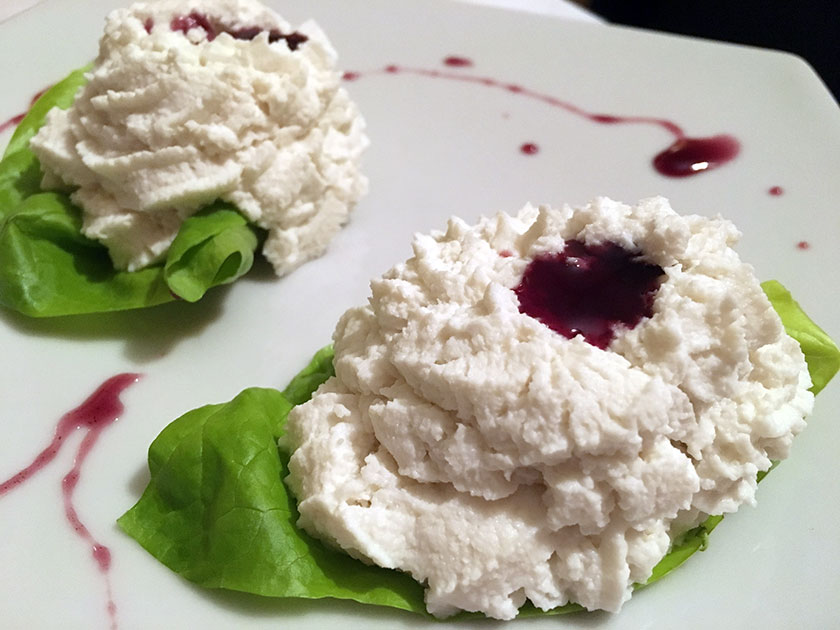 Fiore di ricotta con marmellata di vino rosso