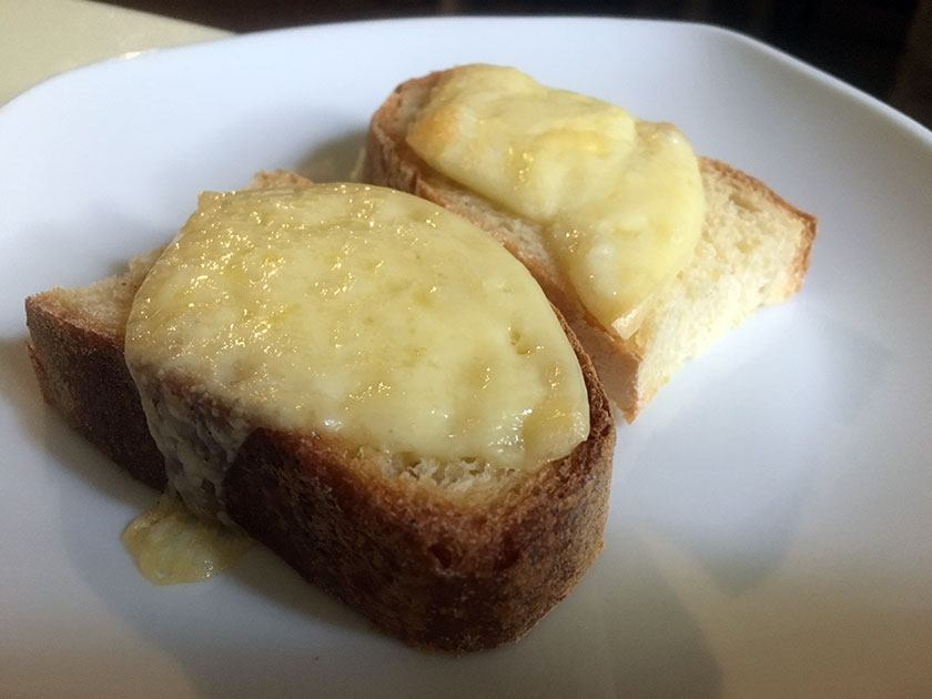 Bruschetta con caciocavallo fuso