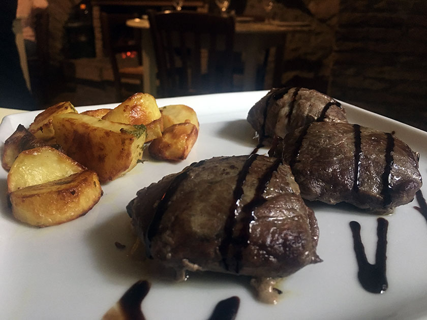 Fagottini di vitello con cuore di funghi e caciocavallo e patate al forno