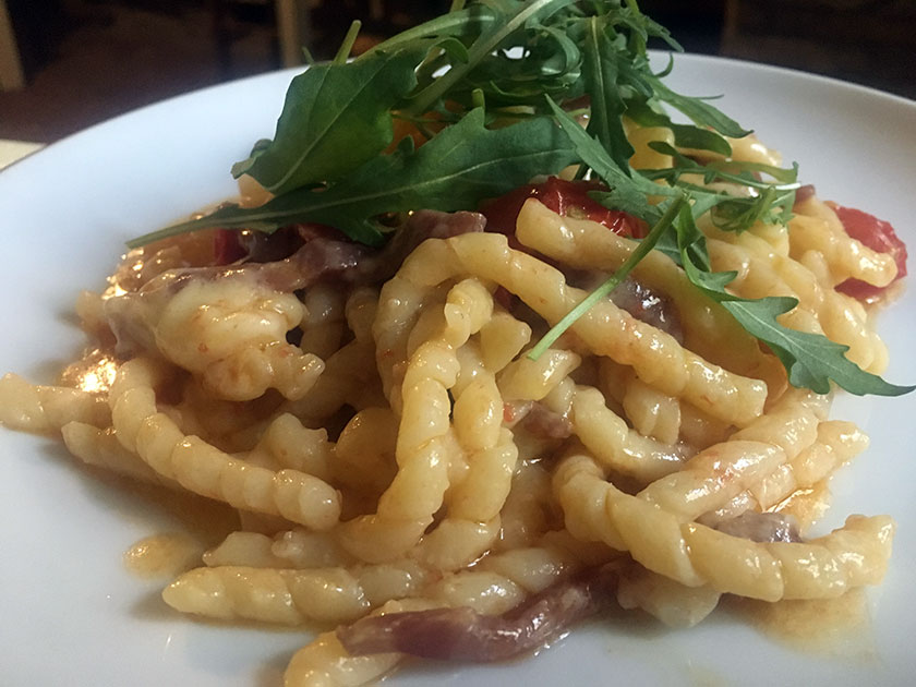 Fusilli alla bersagliera con caciocavallo capocollo e pomodorino