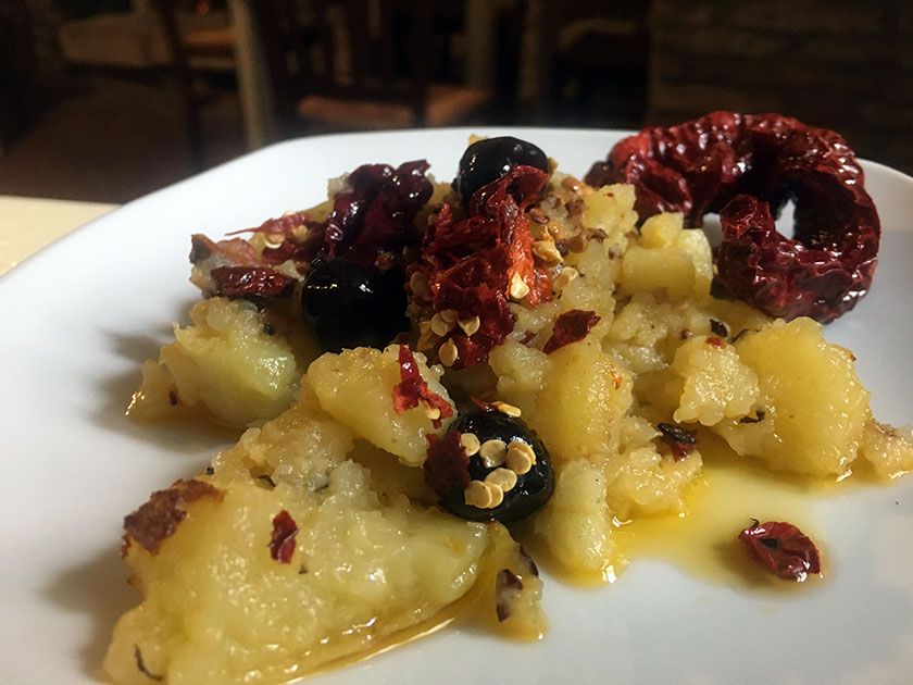 Patate con olive e peperone crusco