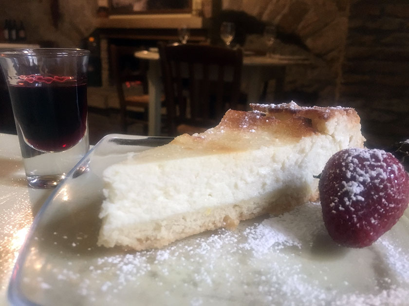 Torta di ricotta e liquorino di ciliegia