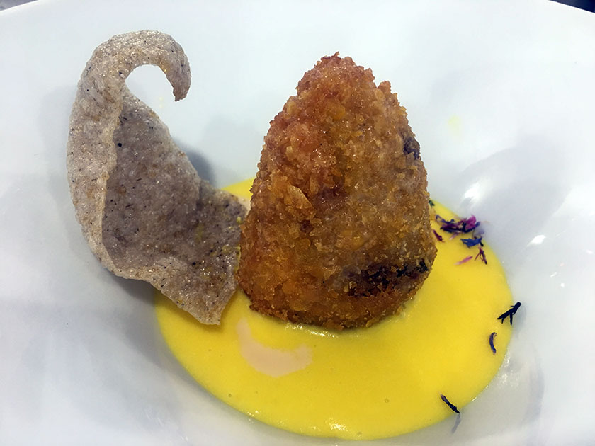 Arancino di riso carnaroli mantecato con funghi porcini e tartufo nero