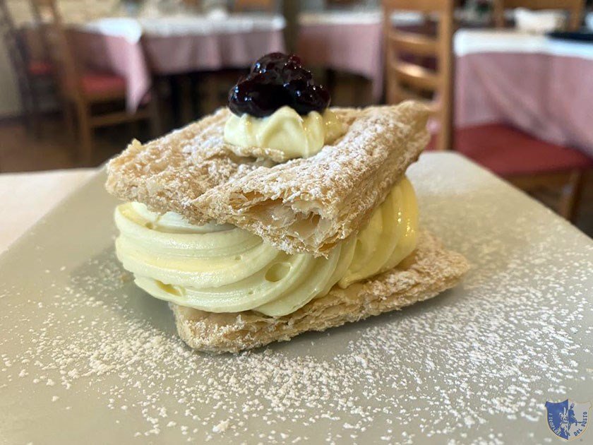 Millefoglie con crema chantilly e amarene della Pasticceria Sorriso di Oratino