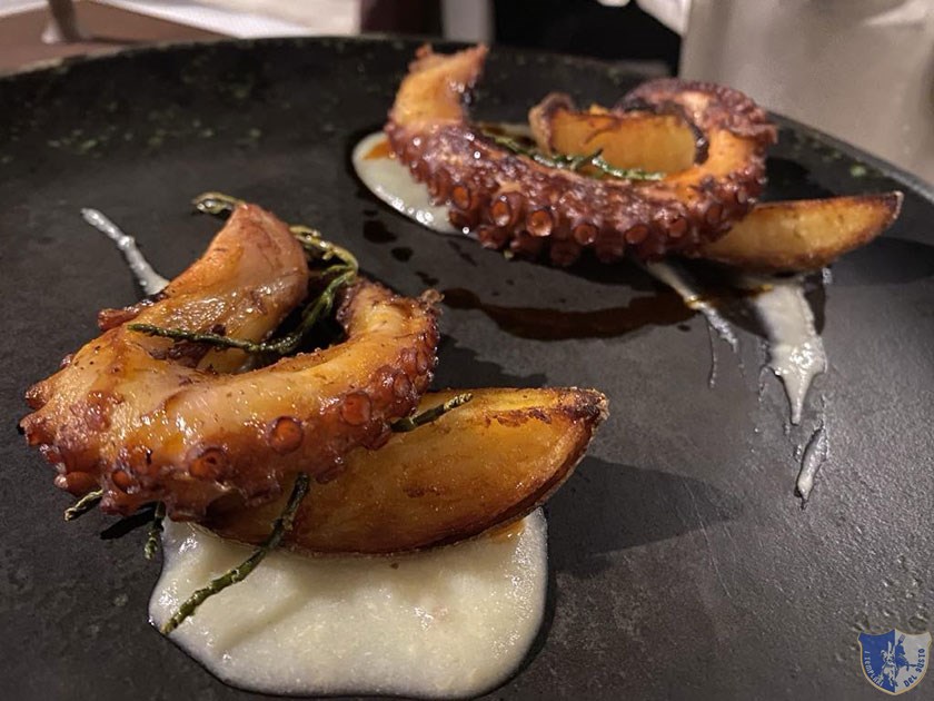 Polpo arrostito con patate salicornia e crema di sedano rapa fumè