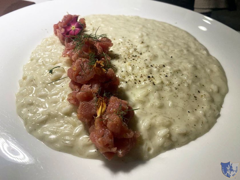 Risotto cacio e pepe con crudo di tonno e limone