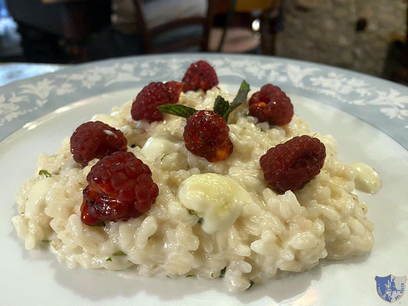 Risotto al Josper con fonduta di regis al vino lamponi e menta