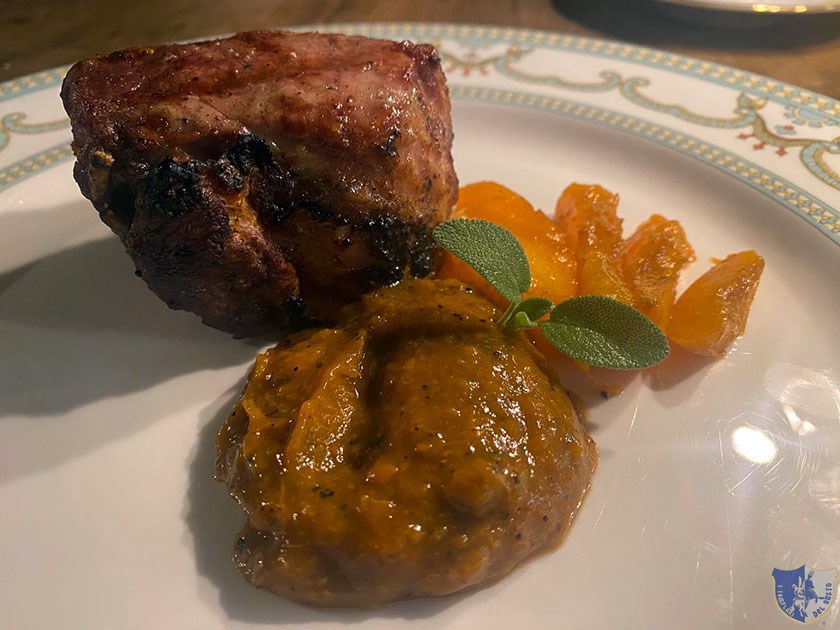 Maiale con salsa allalbicocca e cardamomo vermut e pepe affumicato al melo