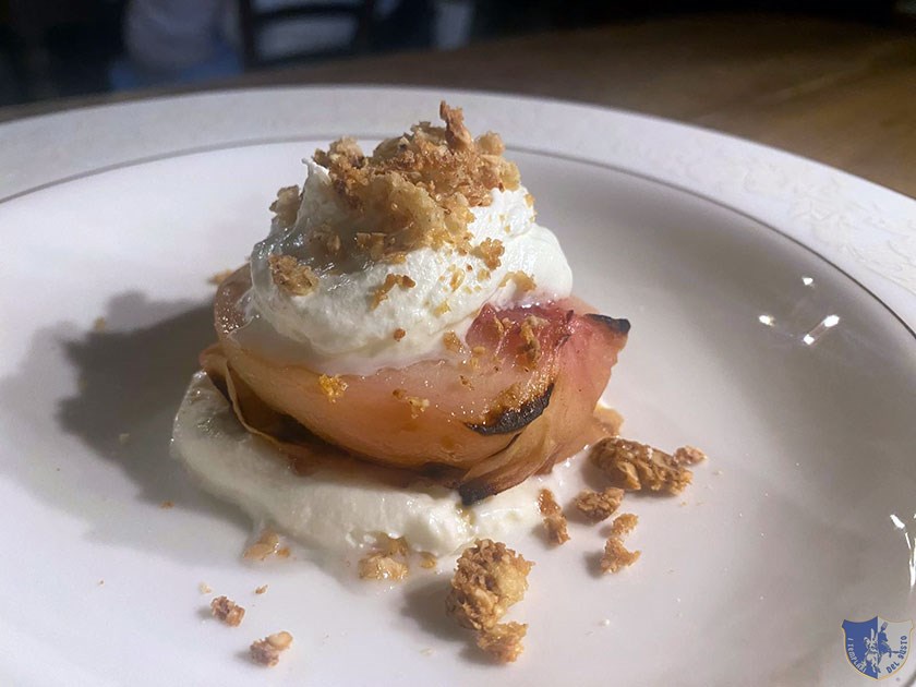 Pesca braciata con crema di mascarpone e crumble di Brutto ma Buono