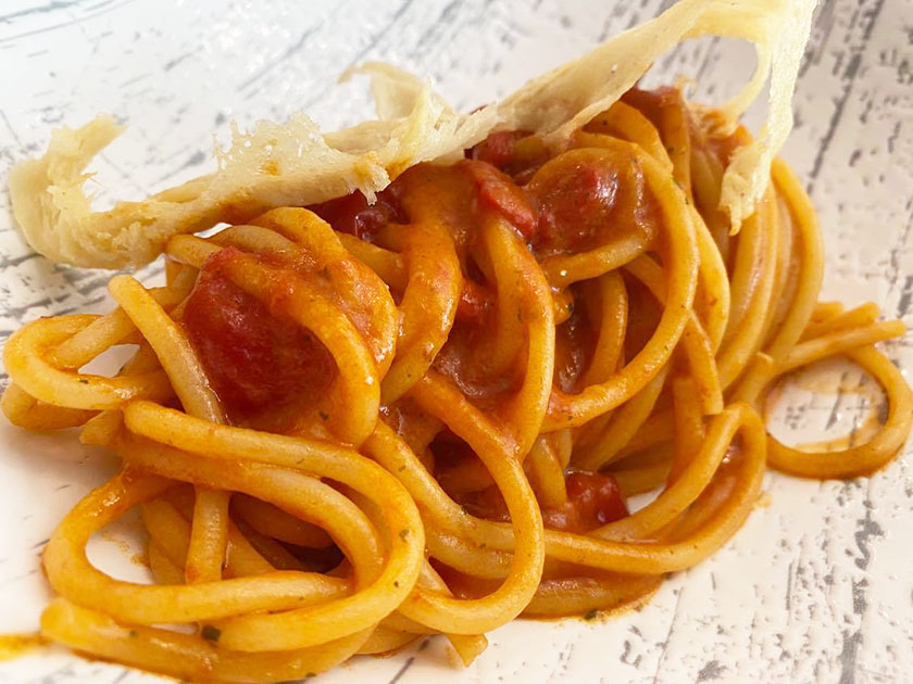 Spaghettoni di Gragnano al basilico con pomodorini e chips di grana