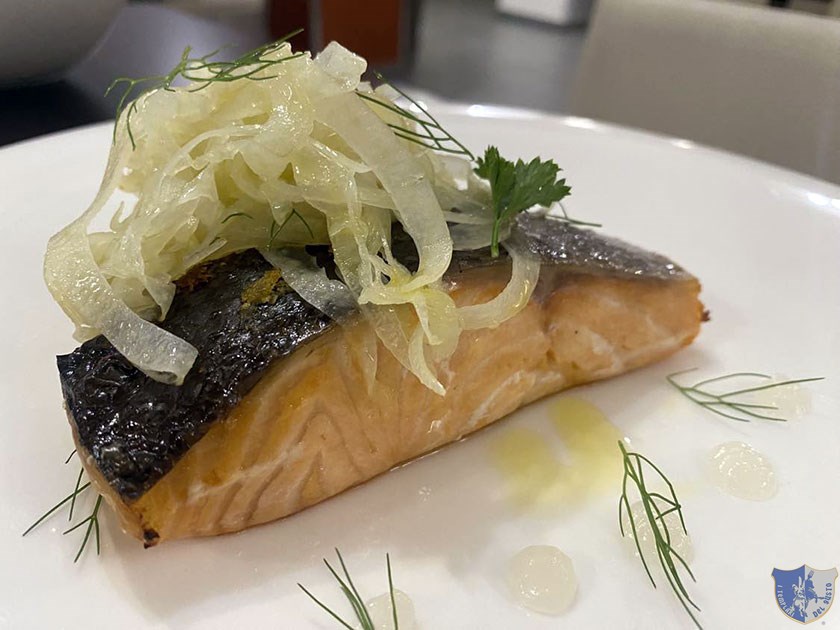 Salmone biologico cotto a bassa temperatura con finissima di finocchi ravanello e crema di limone